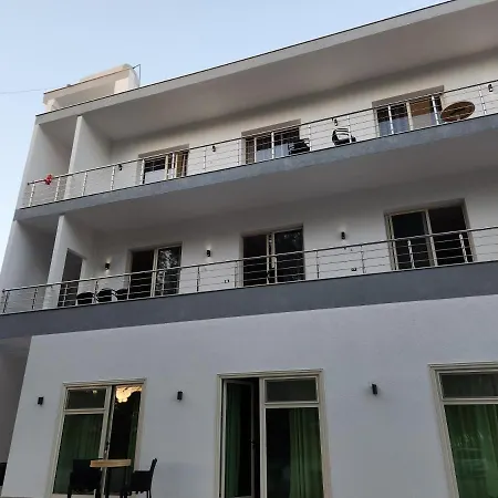 Sea Front Villa بيت ضيافة فلورا