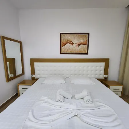 Sea Front Villa 3* فلورا