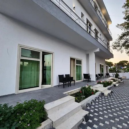 Sea Front Villa فلورا